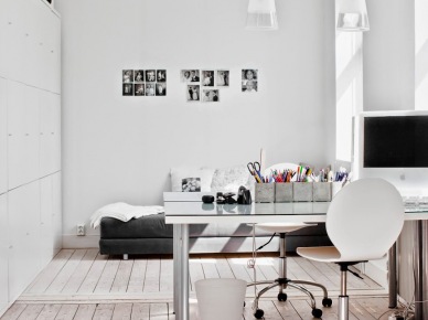 Pokój biurowy z białymi szafami w wysokiej zabudowie,szklanymi lampami i nowoczesnym biurkiem na metalowych nogach (24633)