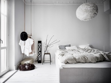 Przestronna sypialnia z szarym łóżkiem i białą podłogą (52578)