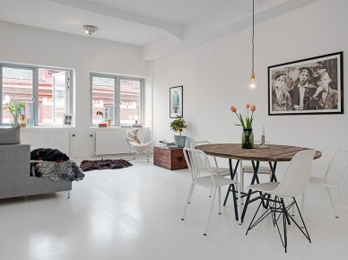 Jadalnia w otwartej przestrzeni białego salonu w stylu skandynawskim (22561)