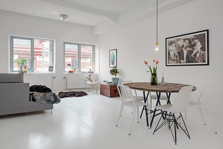 Jadalnia w otwartej przestrzeni białego salonu w stylu skandynawskim (22561)