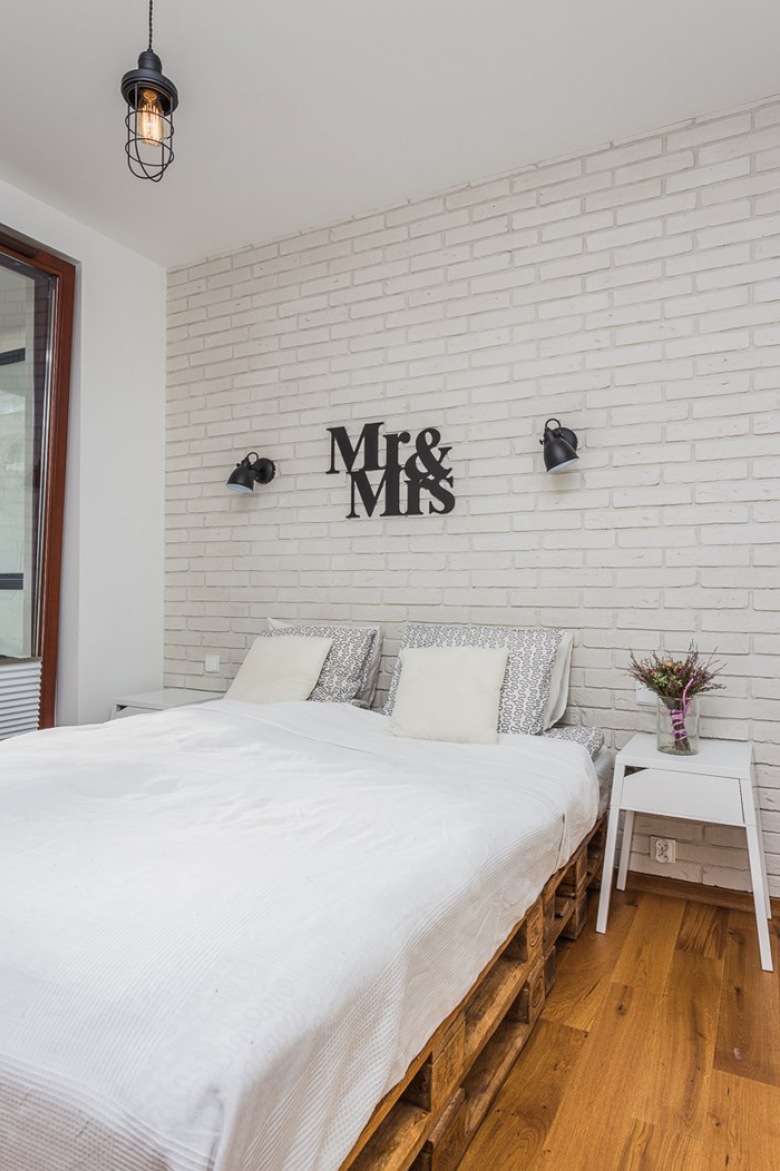 Biała sypialnia urządzona w stylu skandynawskim bazuje na oszczędnej formie i drobnych dekoracjach. Cegły, które...