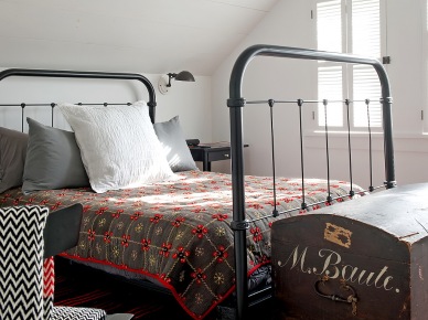 Metalowe kute łóżko,patchowrkowa narzuta i kolonialny kufer skrzynia w sypialni (27012)