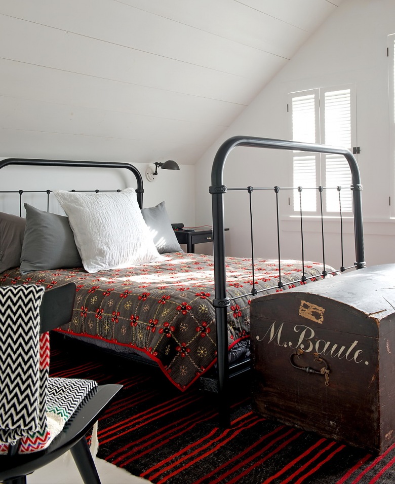 Metalowe kute łóżko,patchowrkowa narzuta i kolonialny kufer skrzynia w sypialni (27012)