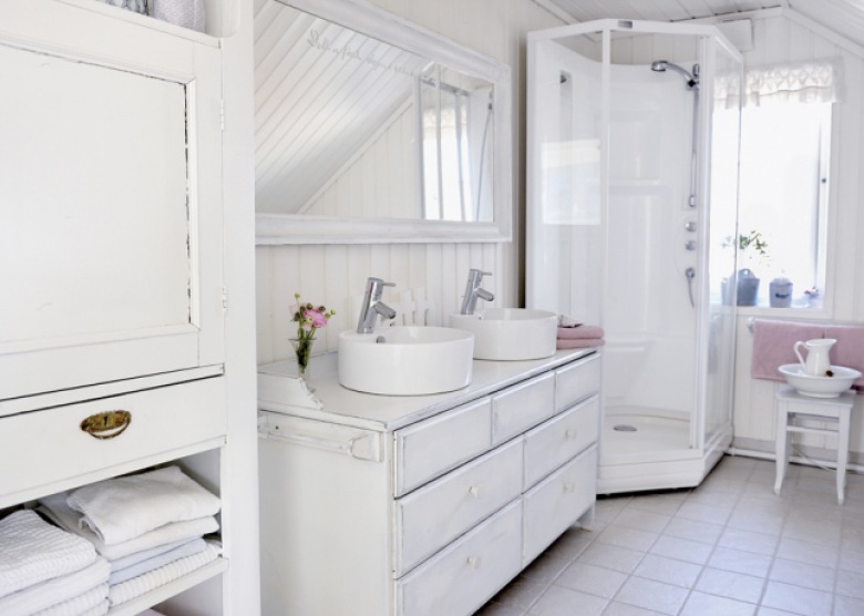 Rustykalna biała łazienka w skandynawskiej tradycji (24494)