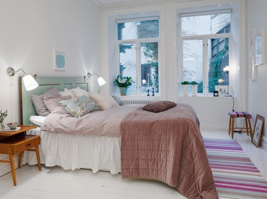 Biała  sypialnia z turkusowym łóżkiem,różową narzutą i dywanikiem utkanym w paski (21796)