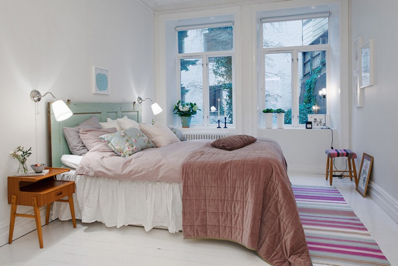 Biała  sypialnia z turkusowym łóżkiem,różową narzutą i dywanikiem utkanym w paski (21796)