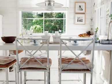 Wiejska lampa wisząca nad białym stołem z metalowymi prowansalskimi krzesłami z pikowanymi poduszkami na siedziskach (25586)