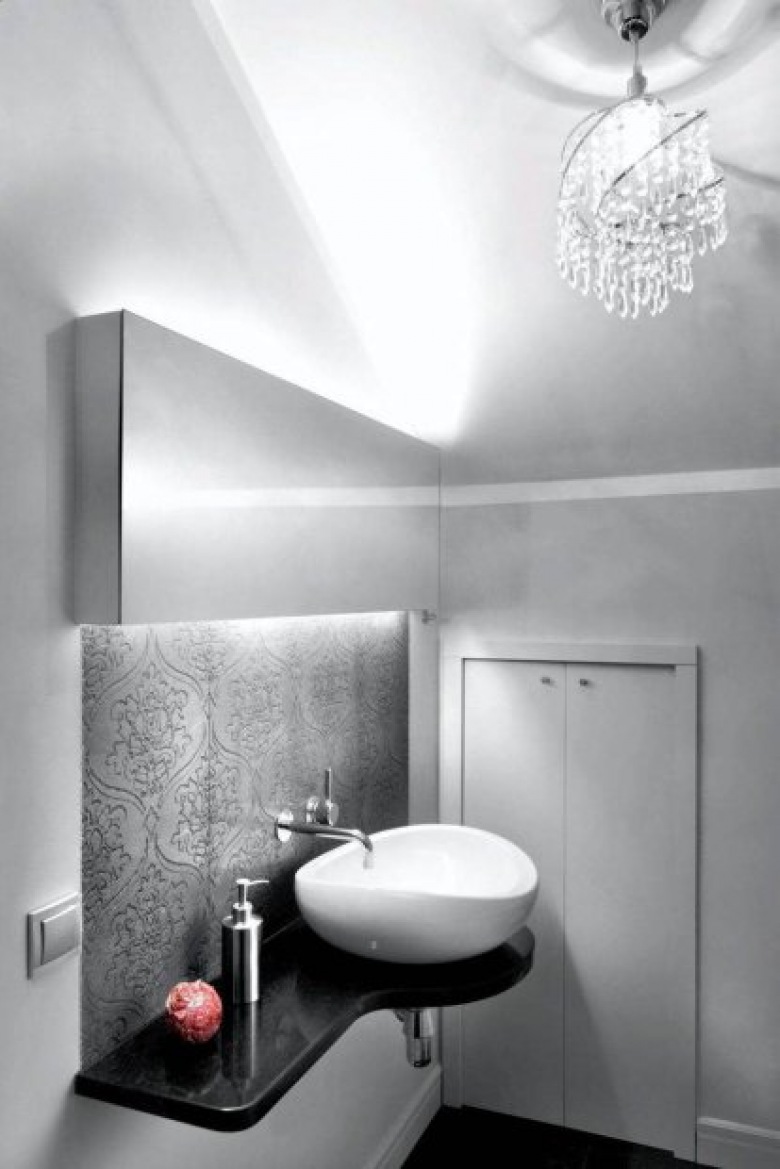 Wystrój wnętrz. Pomysłem na tę toaletę było połączenie nowoczesnego designu (umywalka i blat z czarnego granitu) z ozdobnymi elementami nawiązującymi do stylu glamour (dekoracyjny żyrandol, połyskliwe wzorzyste płytki efektownie podświetlone). - zdję (157)