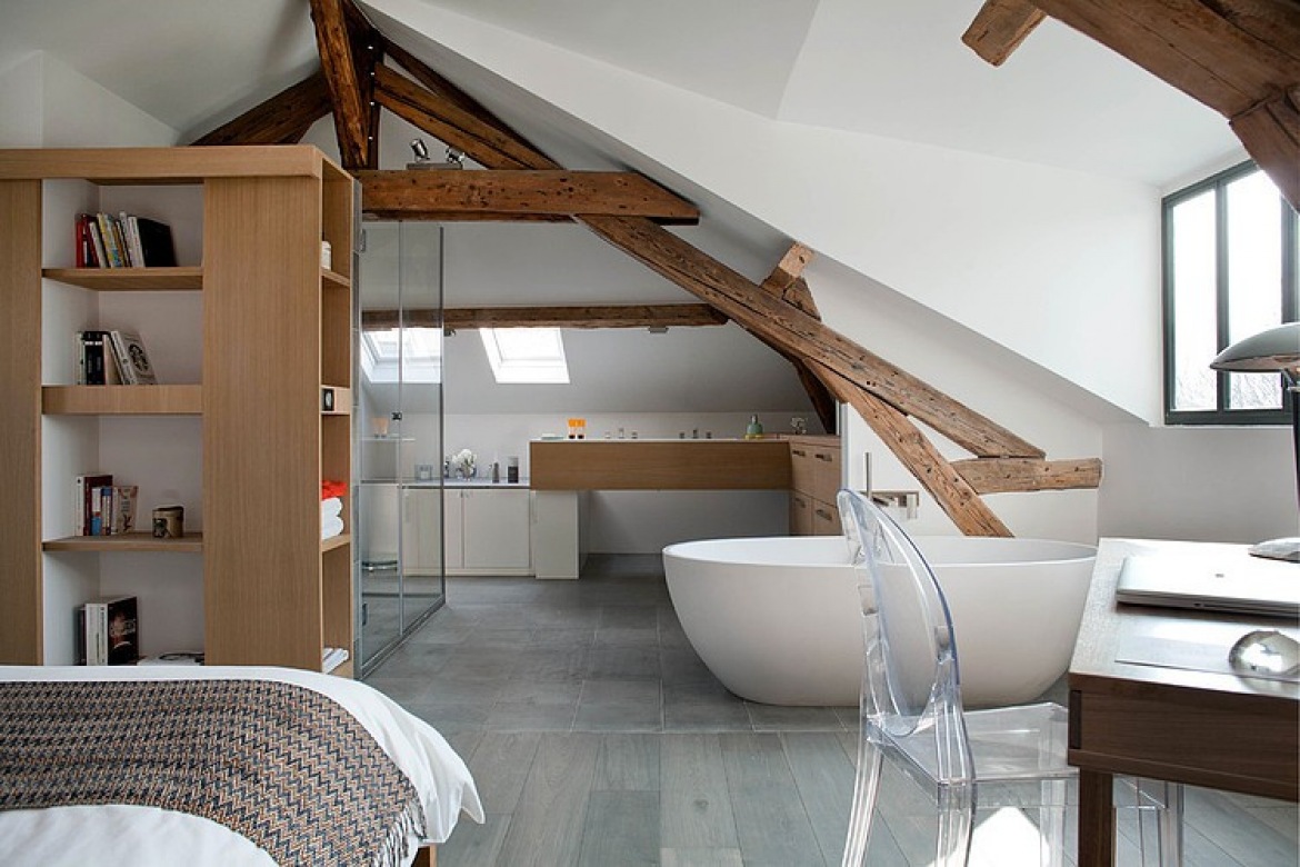 Aranżacja łazienki w sypialni na poddaszu z drewnianymi  belkami (24979)