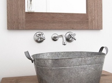 Umywalka z blachy ocynkowanej i drewniane meble w łazience (23572)