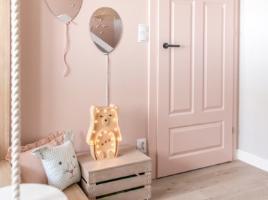 Ściany i drzwi w pastelowym różu w aranżacji pokoju dziecięcego (56499)