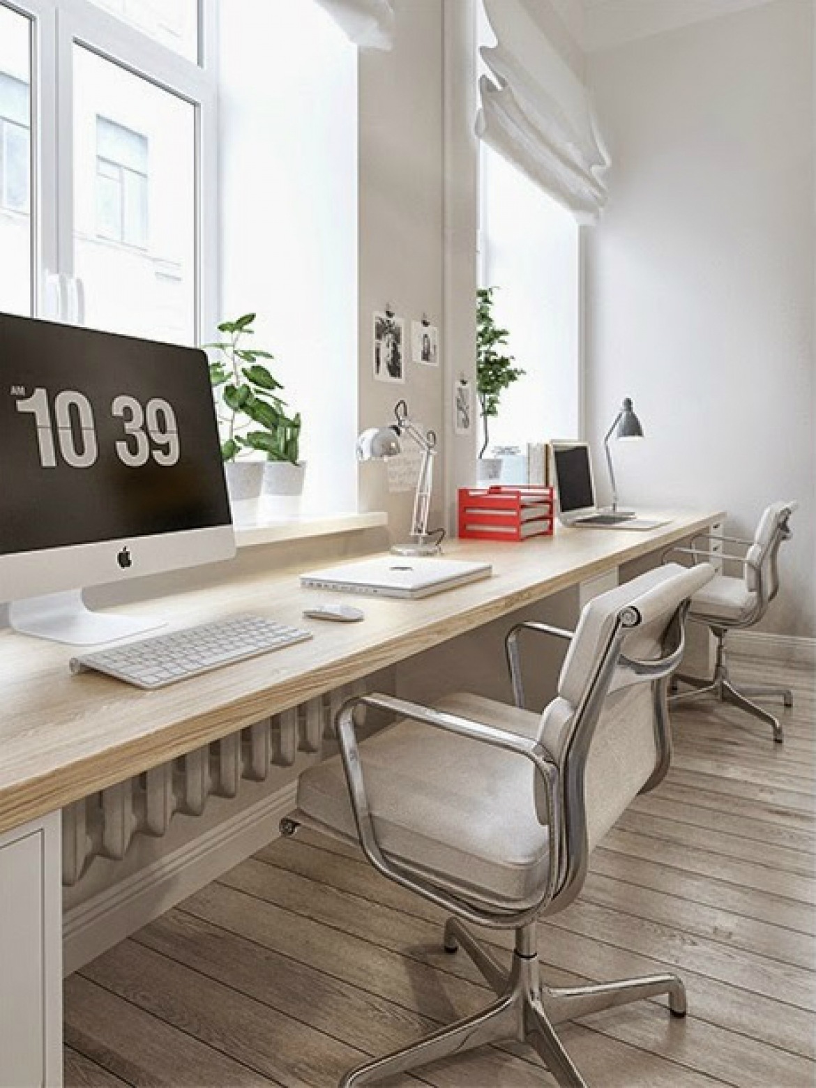 Pomysł na podwójne długie biurko umocowane pod oknami w salonie (26304)