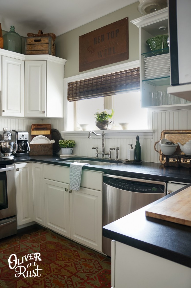 Białe szafki w kuchni rozjaśniają wnętrze, a jednocześnie na zasadzie mocnego kontrastu tworzą zdecydowany charakter...