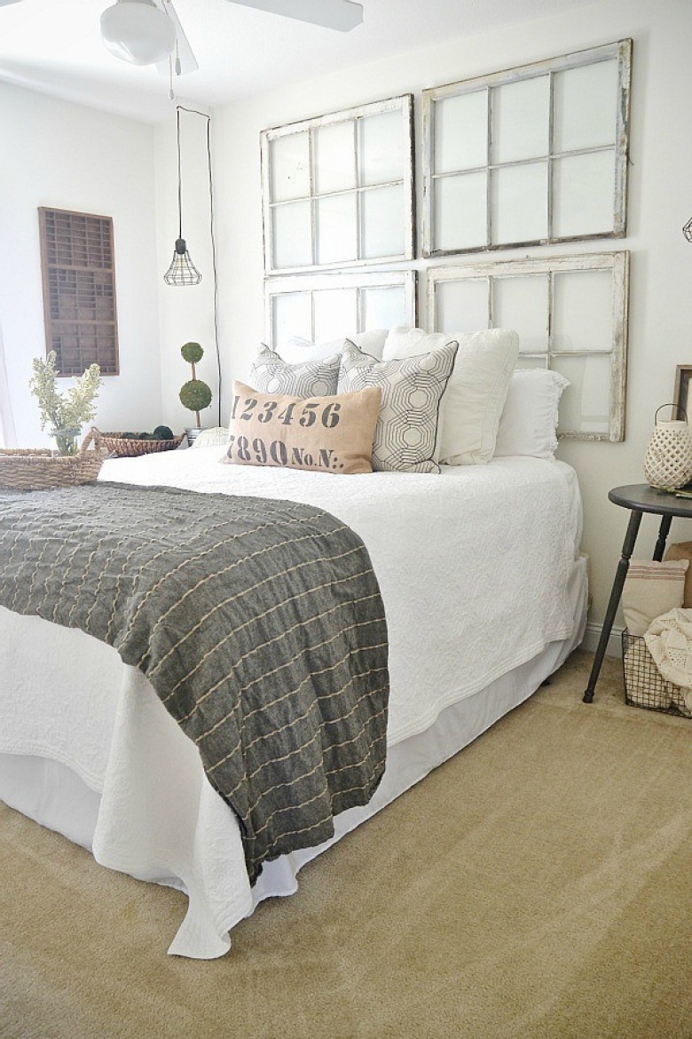 Drewniane ramki okna w stylu vintage nad łóżkiem w sypialni (23903)