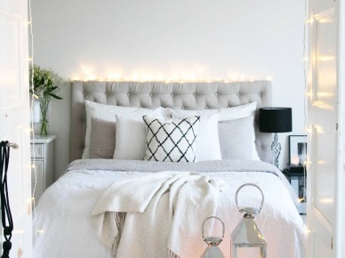 Dekoracje świetlne w biało-szarej sypialni (52168)