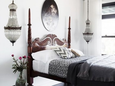 Oryginalna aranżacja sypialni z rzeźbionym z drewna łóżkiem (52105)