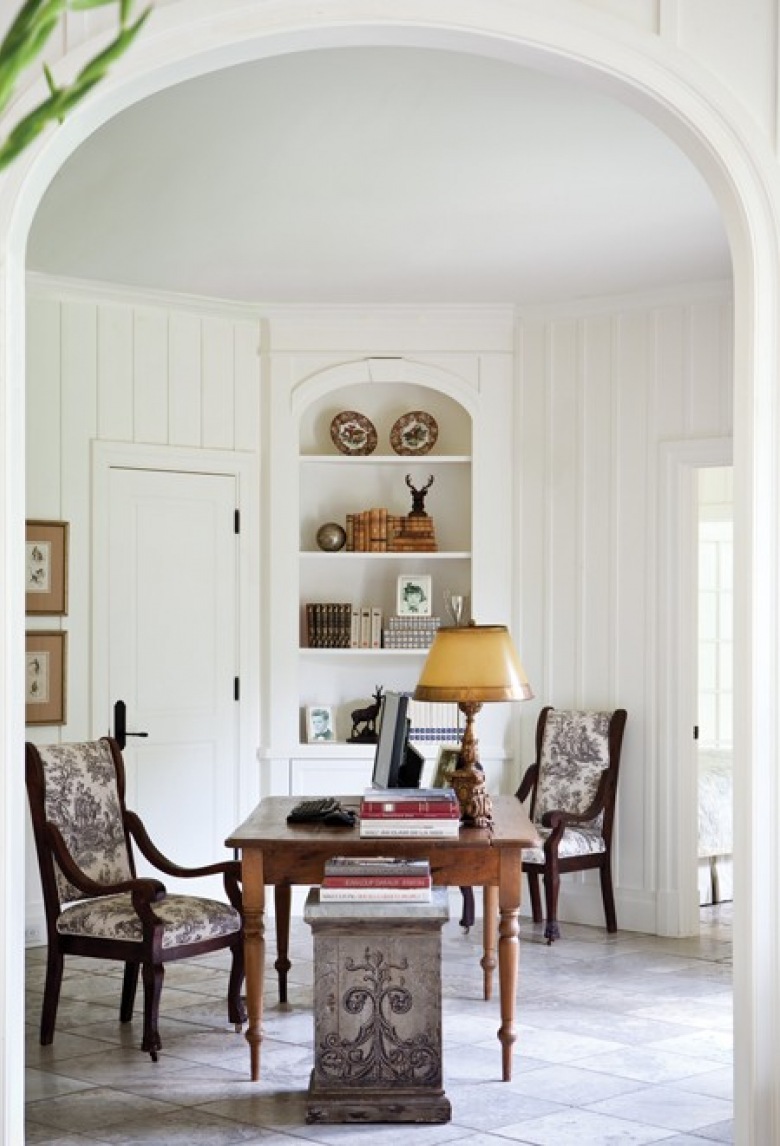 wysmakowane wnętrze w starym, klasycznym stylu - wymarzony kącik do pracy w stylowym domu.