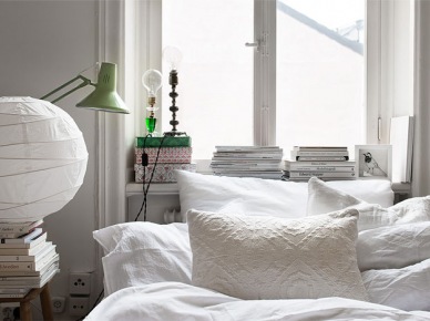 Dekoracja sypialni z białymi poduszkami, narzutą,abażurem z papieru ryżowego i mietowej lampki (21388)