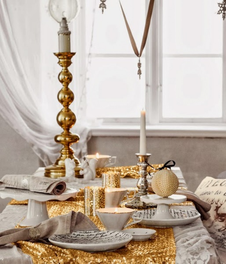 Świąteczna aranżacja stołu w biało-złotym kolorze (20660)