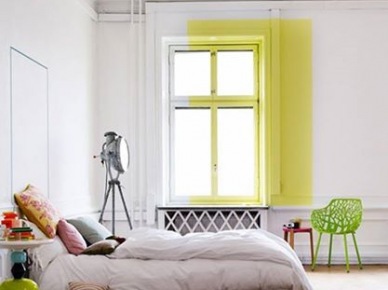 Awangardowy pomysł na pomalowanie części okna i ściany żółtym kolorem (24538)