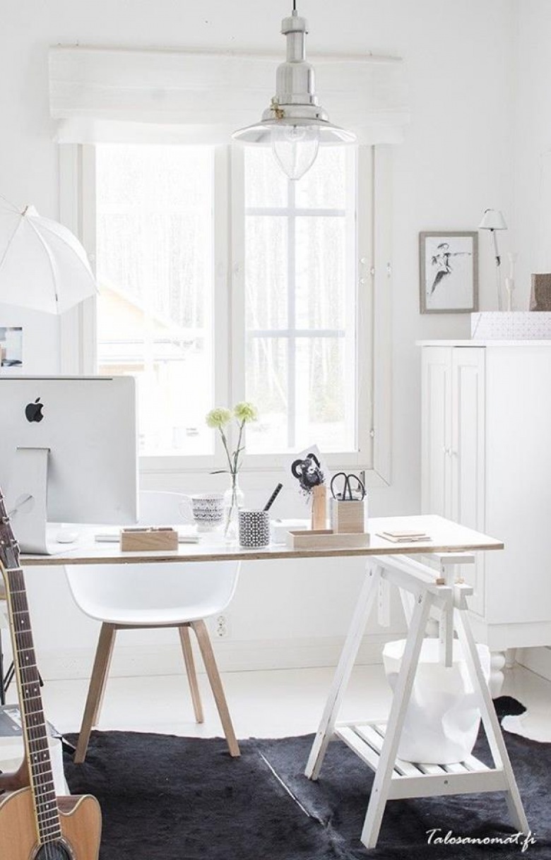 Białe biurko skandynawskie na kozłach z drewnianym naturalnym blatem w domowym biurze (27436)