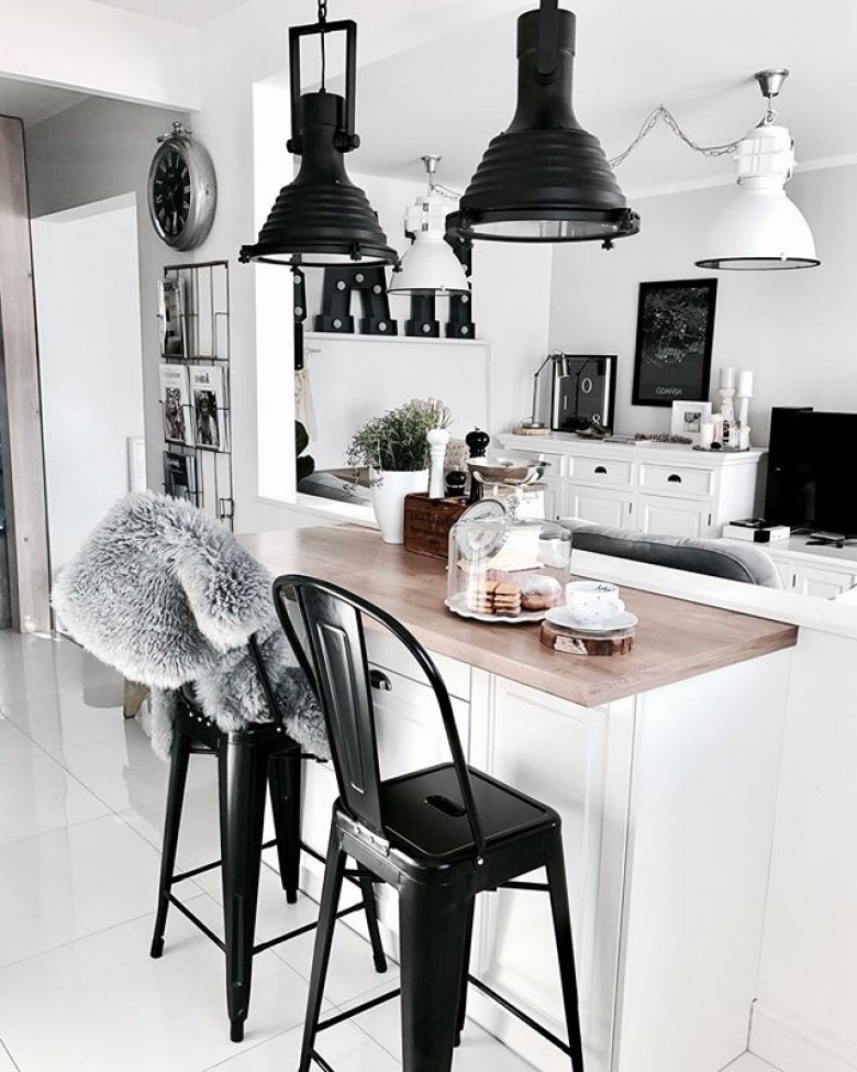 Wnętrza tygodnia z instagramu, czyli polska aranżacja białego mieszkania z czarnymi dodatkami w eklektycznym stylu (54577)