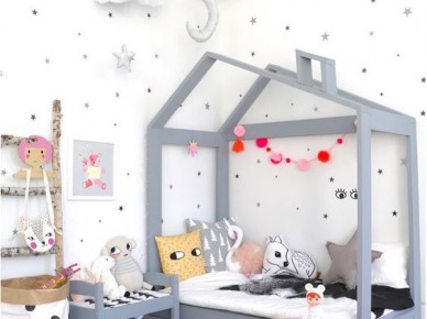 Szary domek do spania w pokoju dziecięcym (51285)