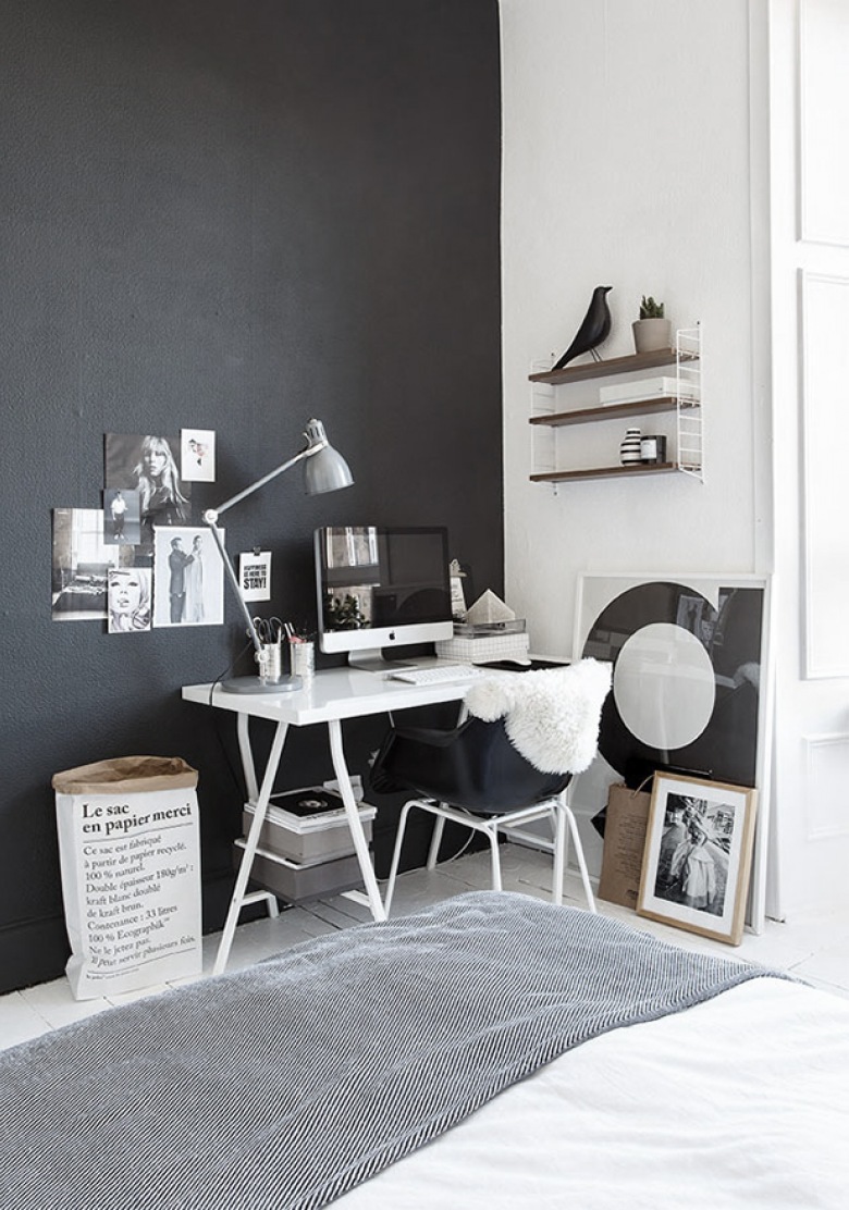 jedno z najpiękniejszych mieszkań w stylu skandynawskim ! wow ! białe wnętrze doskonale połączone z czarnymi meblami, czarnymi ścianami i biało-czarnymi dekoracjami. Elegancki kominek w marmurze skomponowany ze skandynawskimi meblami i w nowoczesnym stylu. Stare połączone z nowym, czarne z białym w bardzo subtelny sposób - to mieszkanie z klasą, gdzie białe, proste meble są subtelnie wkomponowane we wnętrze z białą podłogą z desek ozdobionymi pasiastymi, skandynawskimi dywanami. Pojawiają się nowoczesne, desingerskie stoliki, krzesła na płozach i oświetlenie z żarówek na kablach. Lekko mieszany styl nowoczesny w pięknym pomieszczeniu w stylowych murach kamienicy z wykuszem. Ściany udekorowane są subtelnymi , czarno-białymi fotografiami i grafikami. PIĘKNE...