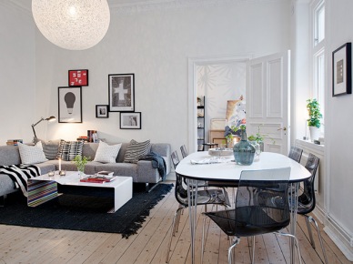 Czarne, transparentne krzesła w skandynawskim salonie (20229)