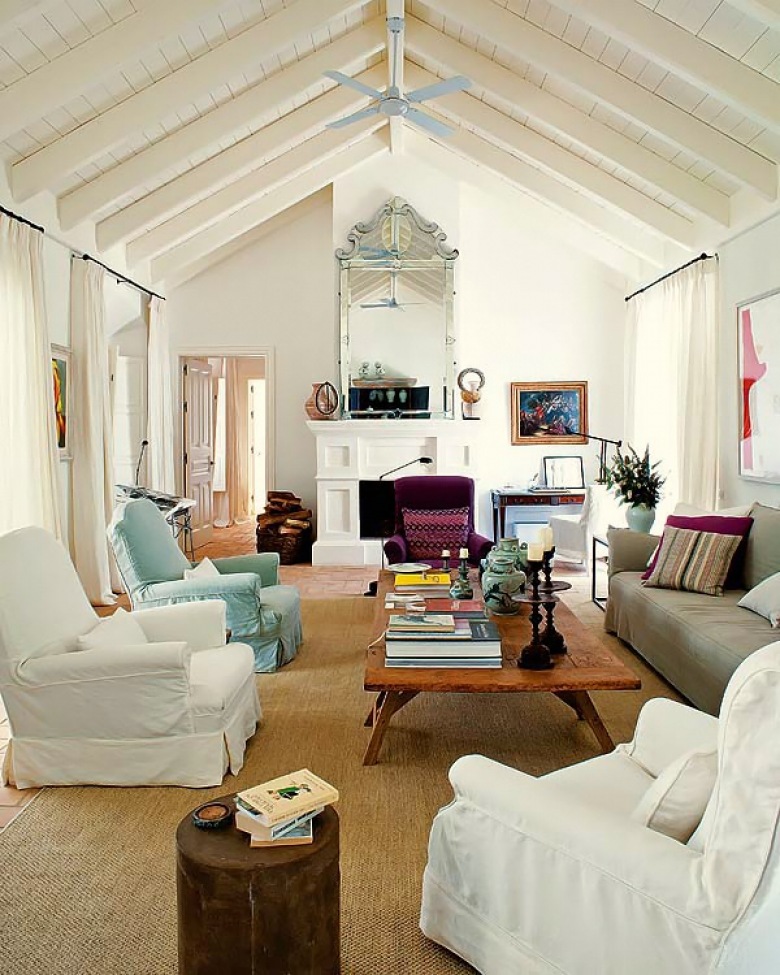 typowy , hiszpański dom nad morzem - drewniane, niebieskie meble i stropowe belki, to symbol rustykalnych,...