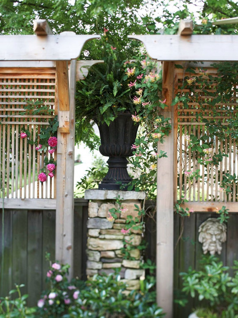 typowa rustykalna aranżacja małego tarasu z pergolą i małym ogródkiem. Drewno, kamień i mnóstwo kwiatów przeplecionych...