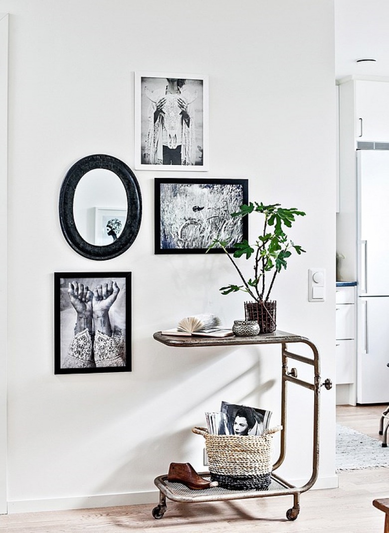 Małe mieszkanie w świetnej skandynawskiej aranżacji - białe tło ścian skontrastowano z  czernią rattanu, drewnem i...