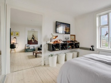 Wiszące półki z drewnianych skrzynek,białe metalowe pojemniki kosze w aranzacji sypialni z podłogą z desek w naturalnym kolorze drewna (26629)