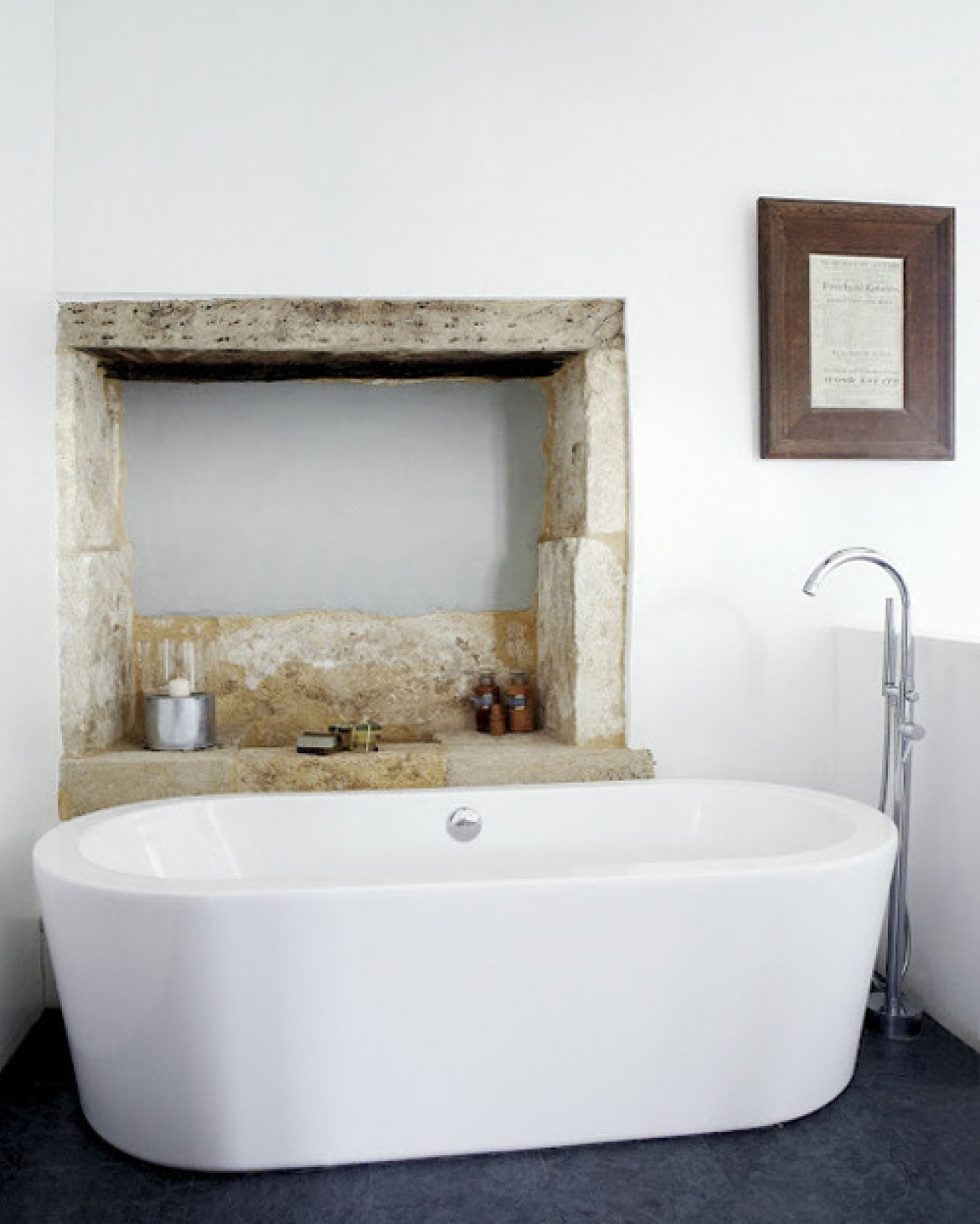 Biała łazienka z elementami naturalnego kamienia (16985)