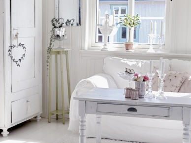 Żyrandol z białymi krryształkami,biała rustykalna szafa,biała kanapa,skandynawski stolik z szufladą i wysoki kwietnik z naturalnego drewna (24488)