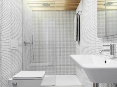 Biała nowoczesna łazienka  z dużą kabiną z prysznicem i belkami na suficie (26039)