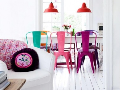 Kolorowe krzesła w jadalni - hit czy kicz?:)
