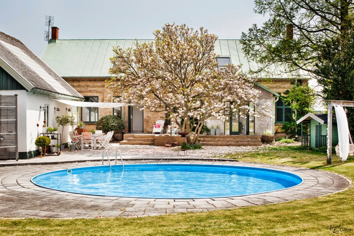 Przepiękny dom z kwitnącą magnolią, okrągłym basenem i uroczym tarasem z drewna i kamienia (24635)