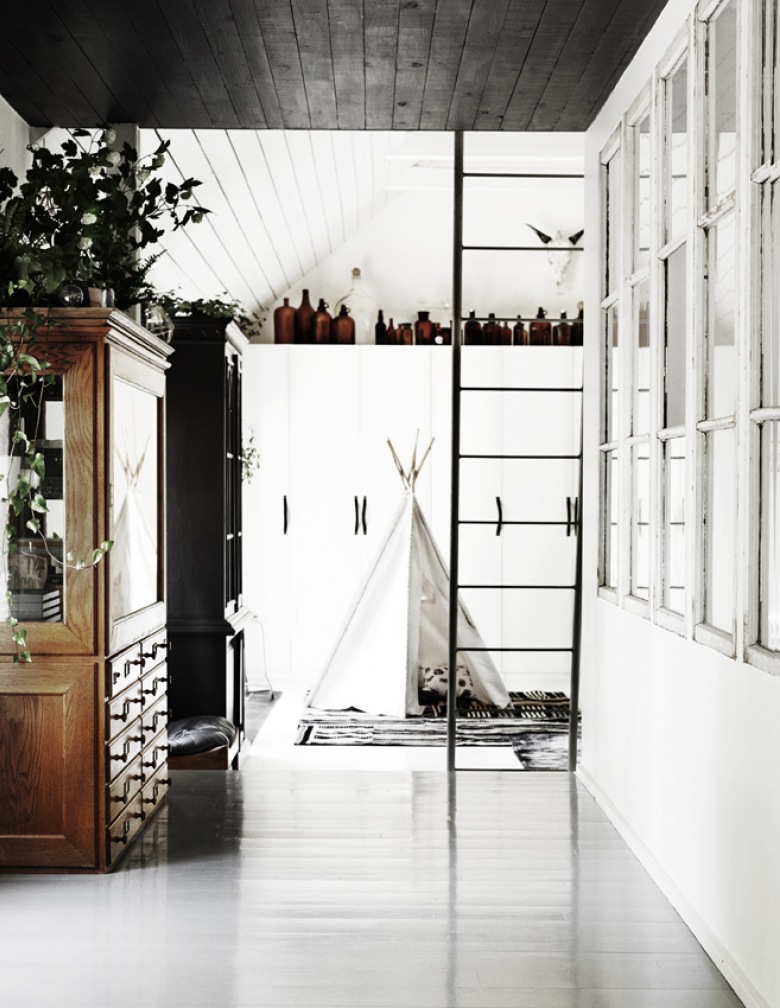 Dzisiaj jestem zauroczona  tym bajecznym domem w południowej Szwecji!  Uwielbiam czarno-białe tło, stare drewniane szafy, białe kafelki, art photo, hamak, spływającą białą farbą na czarnej ścianie  ,  otawrtą przestrzeń z czarnym sufitem  i zielone rośliny-dom  zaprojektowany przez Lotta Agaton w swoim rozpoznawalnym stylu i sfotografowany przez Pia Bali Resort w najnowszym numerze magazynu Residence...