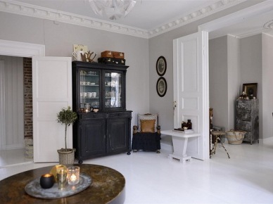 Czarna witryna,stylowy stół i biale sztukaterie w skandynawskim mieszkaniu,biała podłoga i szare ściany,detale i dekoracje w stylu vintage we wnętrzach, (21603)