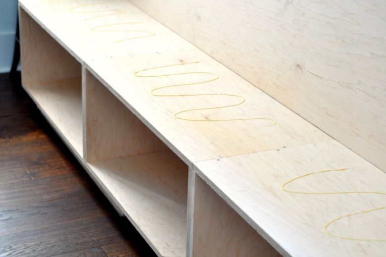 Na przygotowanych obrysach nałożono drewnianą konstrukcję, która stanowi ramę dla leżanki w salonowym oknie.