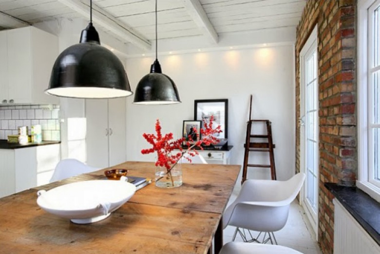 Czarne emaliowane lampy,drewniany industrialny stół,nowoczesne krzesła i ściana z czerwonej cegły (21636)