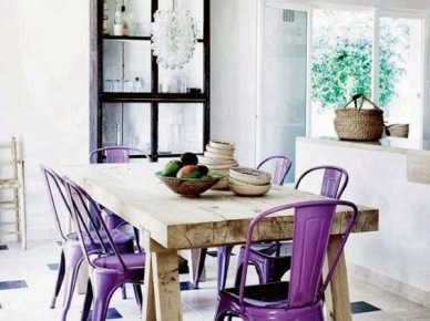 Drewniany stół z fioletowymi krzesłami w aranżacji jadalni (53592)
