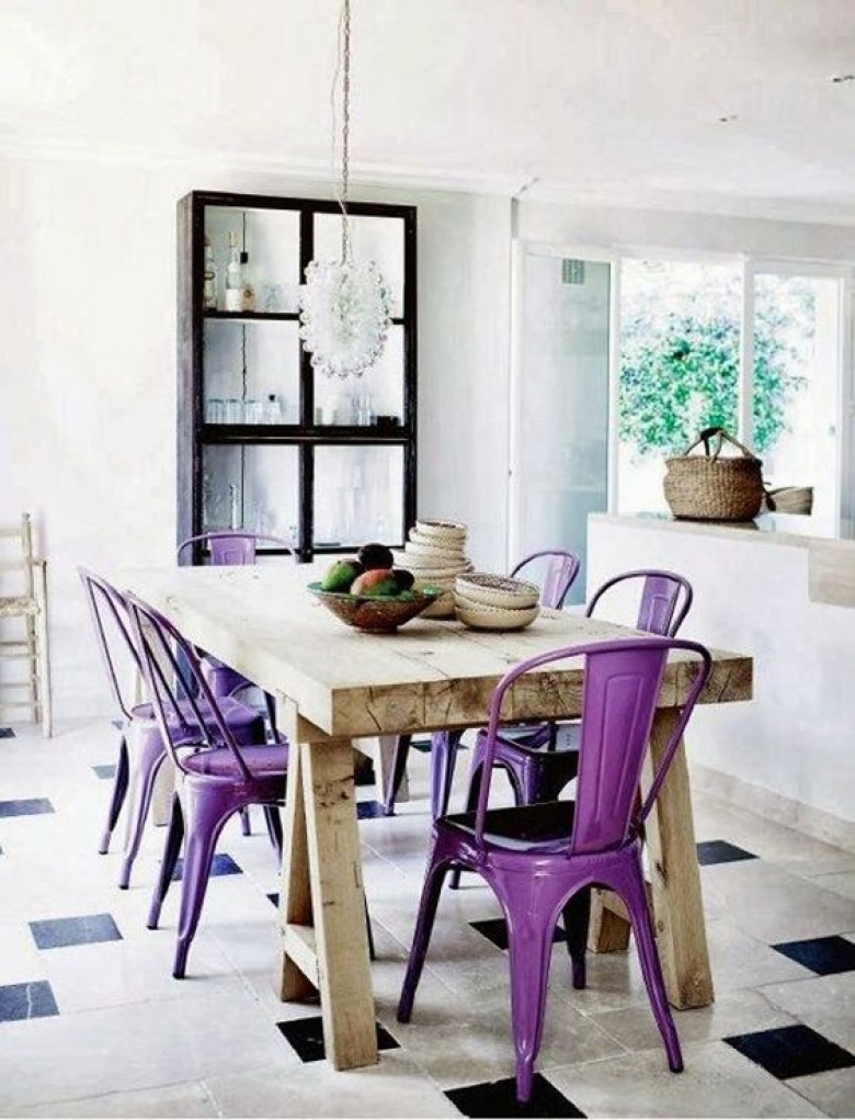 Wokół stołu ustawiono fioletowe krzesła, które stanowią pierwszoplanową dekorację wnętrza. Przestronne i jasne pomieszczenie wiele dzięki nim...