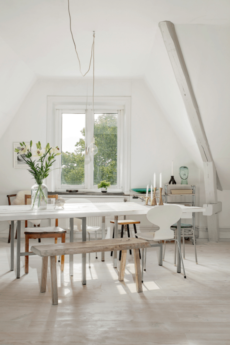 skandynawska jadalnia, to przede wszystkim prosty stół, różne krzesła i wszechobecna biel - tutaj jeszcze dużo luster na ścianie, jako uzupełnienie...