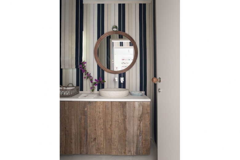 dzisiaj jest trendy wprowadzać drewno do dekoracji łazienki Im mniej glazury, tym lepiej i ciekawiej Drewniana boazeria...