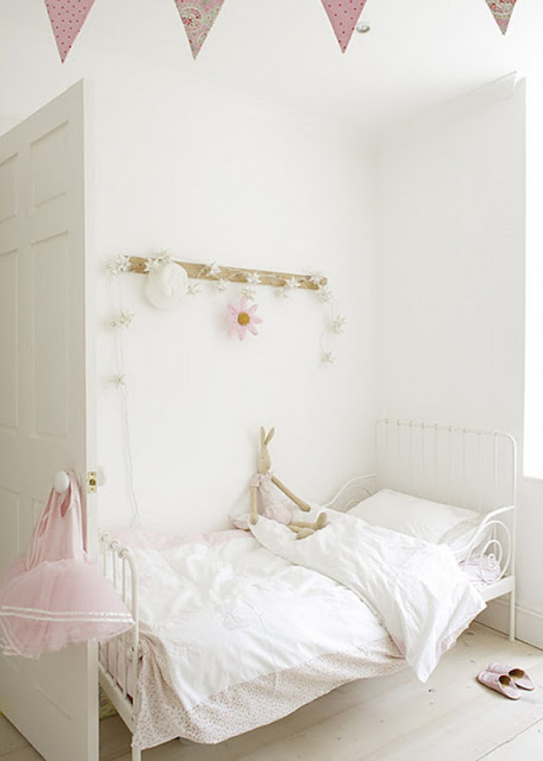 Białe kute łóżko w dziecięcym pokoju (21737)