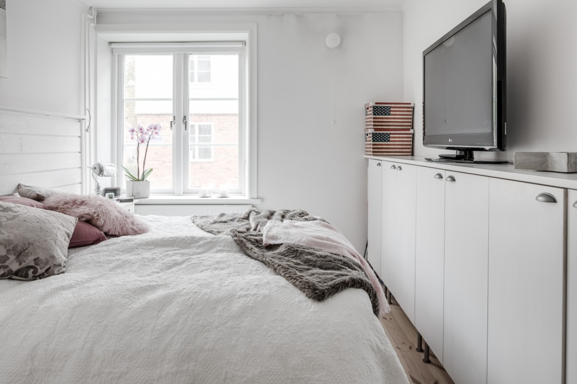 Aranżacja małej sypialni w białym kolorze z telewizorem (51696)