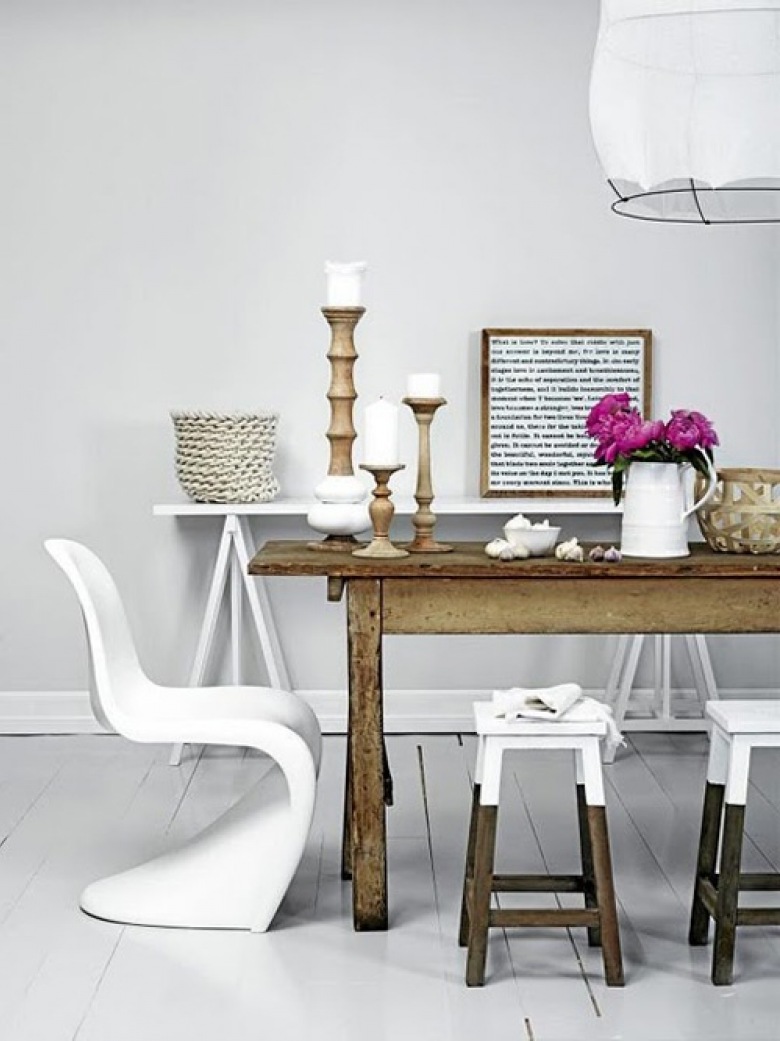Idealna harmonia. Pomalowane taborety doskonale wpisują się w aranżację - białe siedzisko nawiązuje do krzesła, natomiast drewniane nogi do stołu. Moc tkwi w szczegółach...