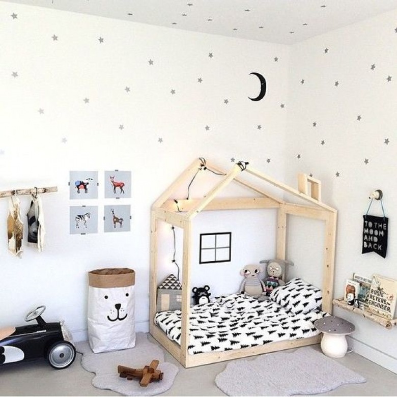 W pokoju dziecięcym rama łóżka przyjmuje kształt domku, co dodaje przytulności w królestwie malucha. Białe ściany oraz...